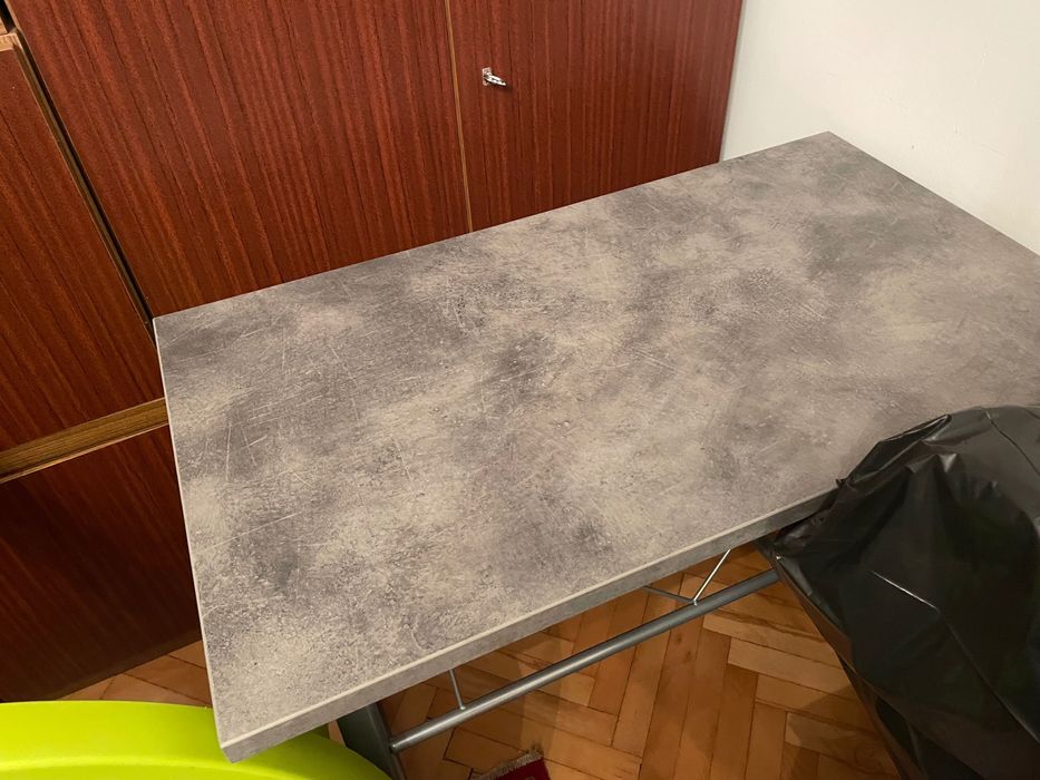 Biurko szare na metalowych nóżkach