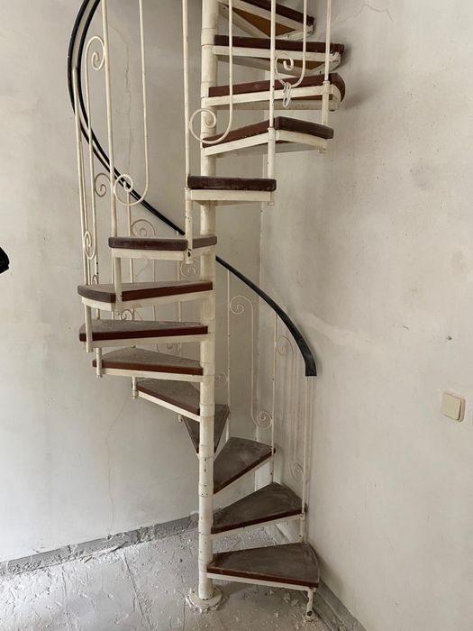 Escada em caracol, ferro e madeira