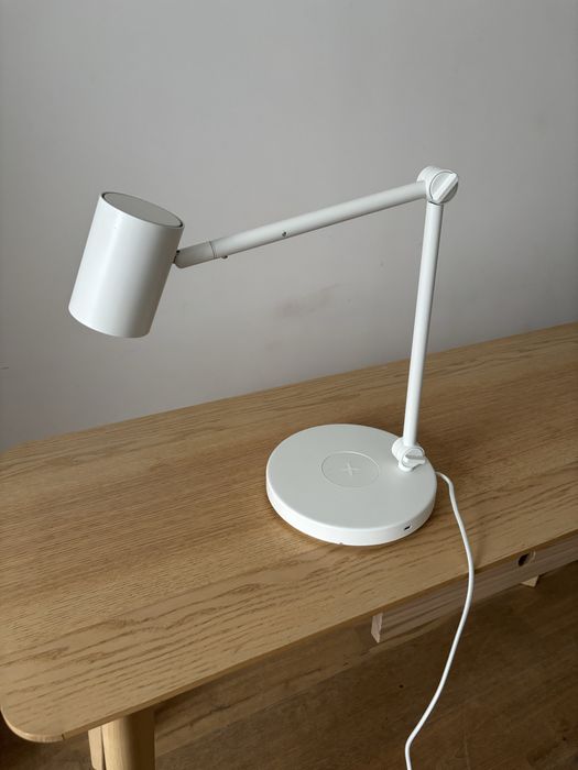 Lampka z ładowarką indukcyjną NYMANE