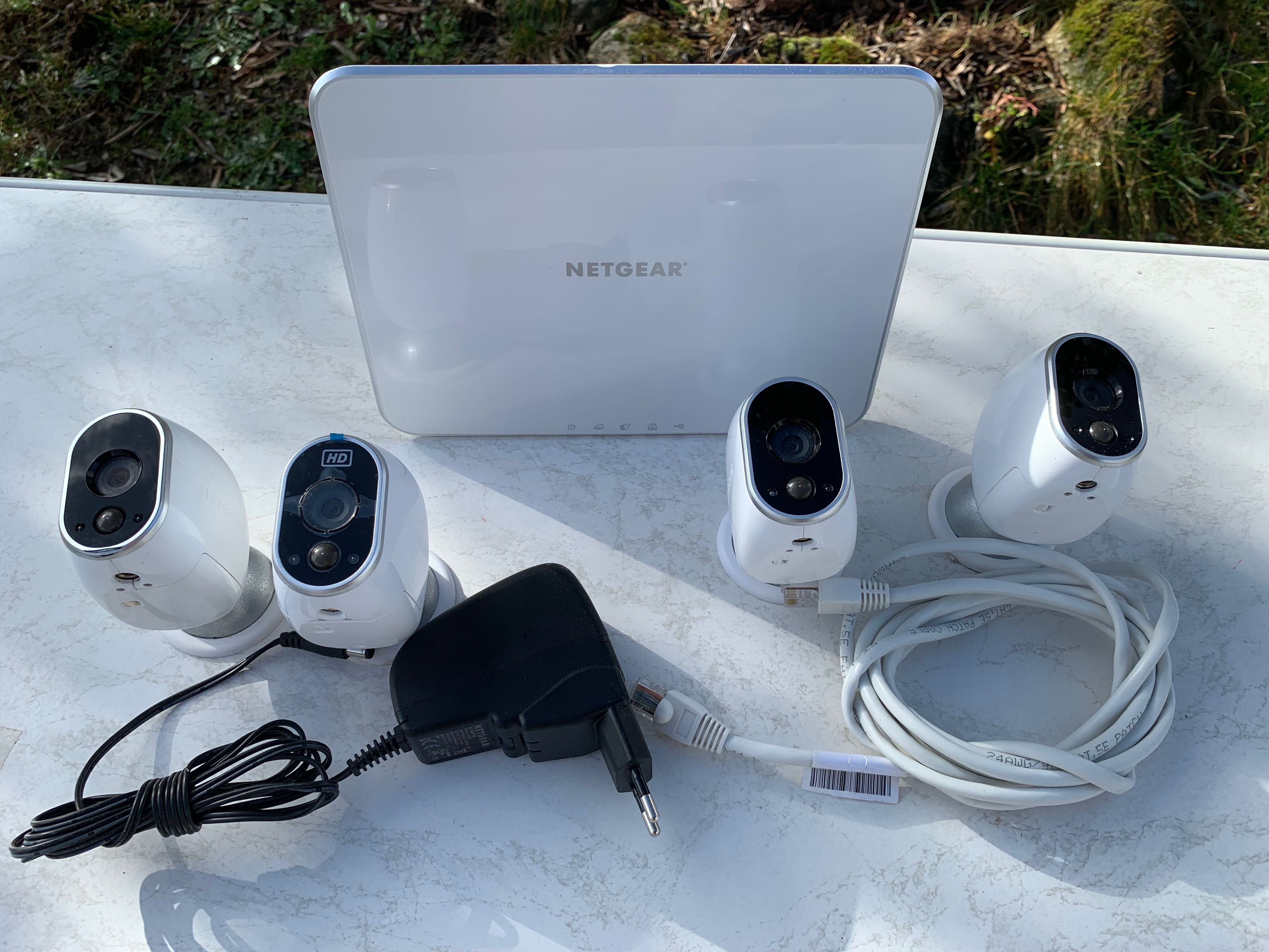 Câmaras de vigilância Arlo com router