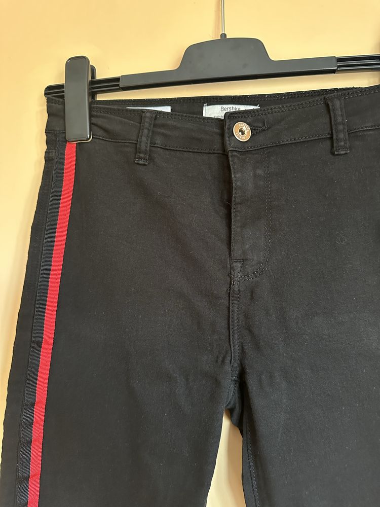 Czarne skinny jeans Bershka z czerwonymi lampasami