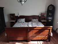 Zestaw starych drewnianych mebli sypialnianych - 2 łóżka