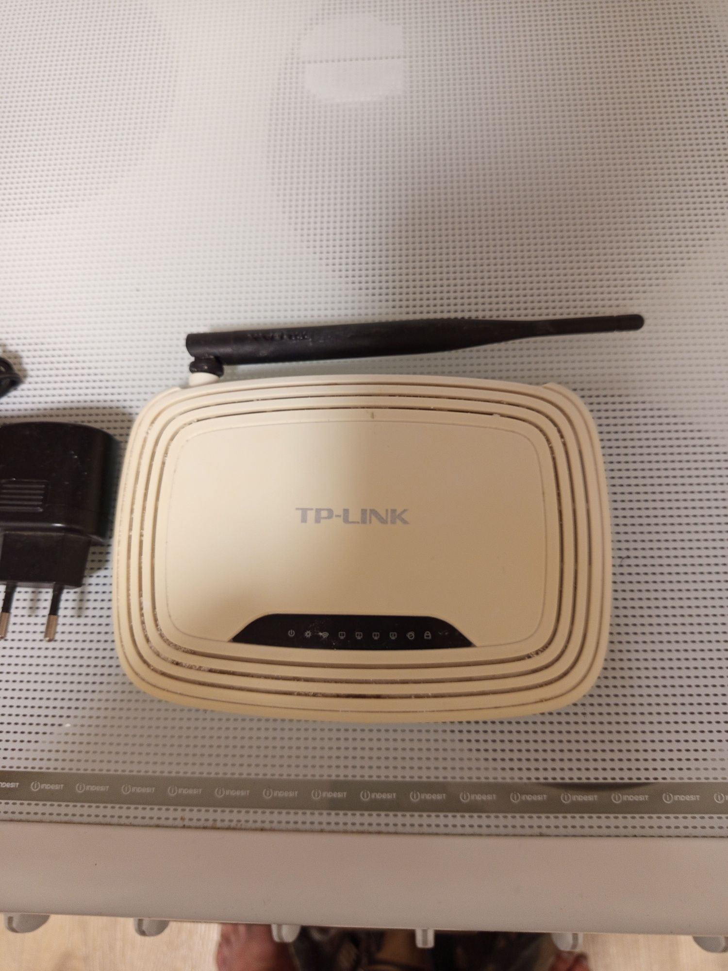 Старенький роутер TP-LINK.
