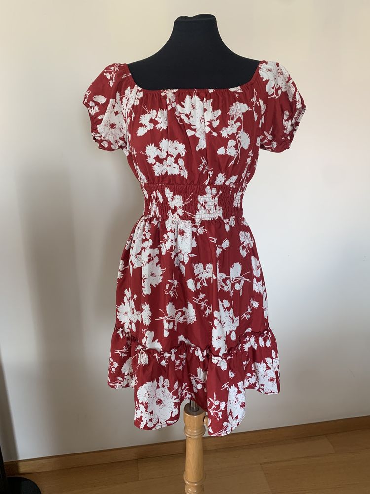 Vestido vermelho e branco