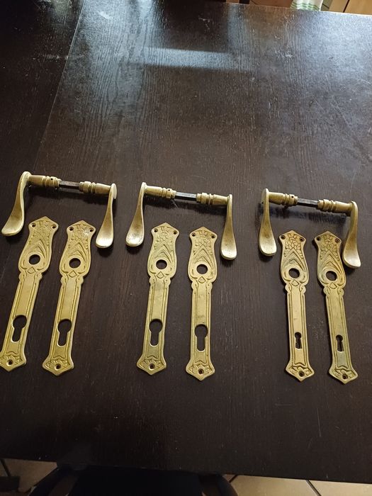 Klamki i szyldy mosiężne.