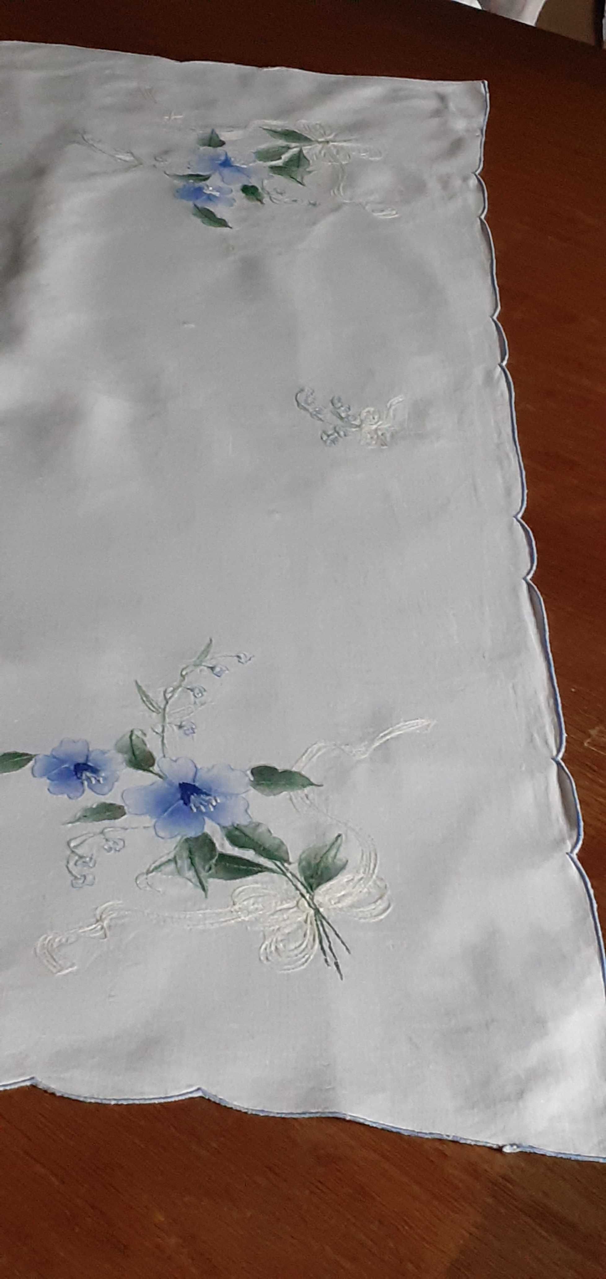 Obrus bawełniany z haftem aplikacją Niebieskie kwiaty