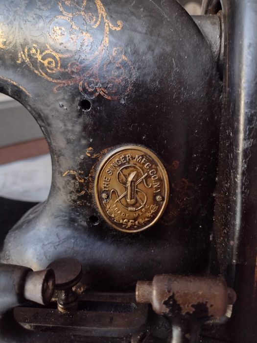 Stara maszyna do szycia do sprzedania.