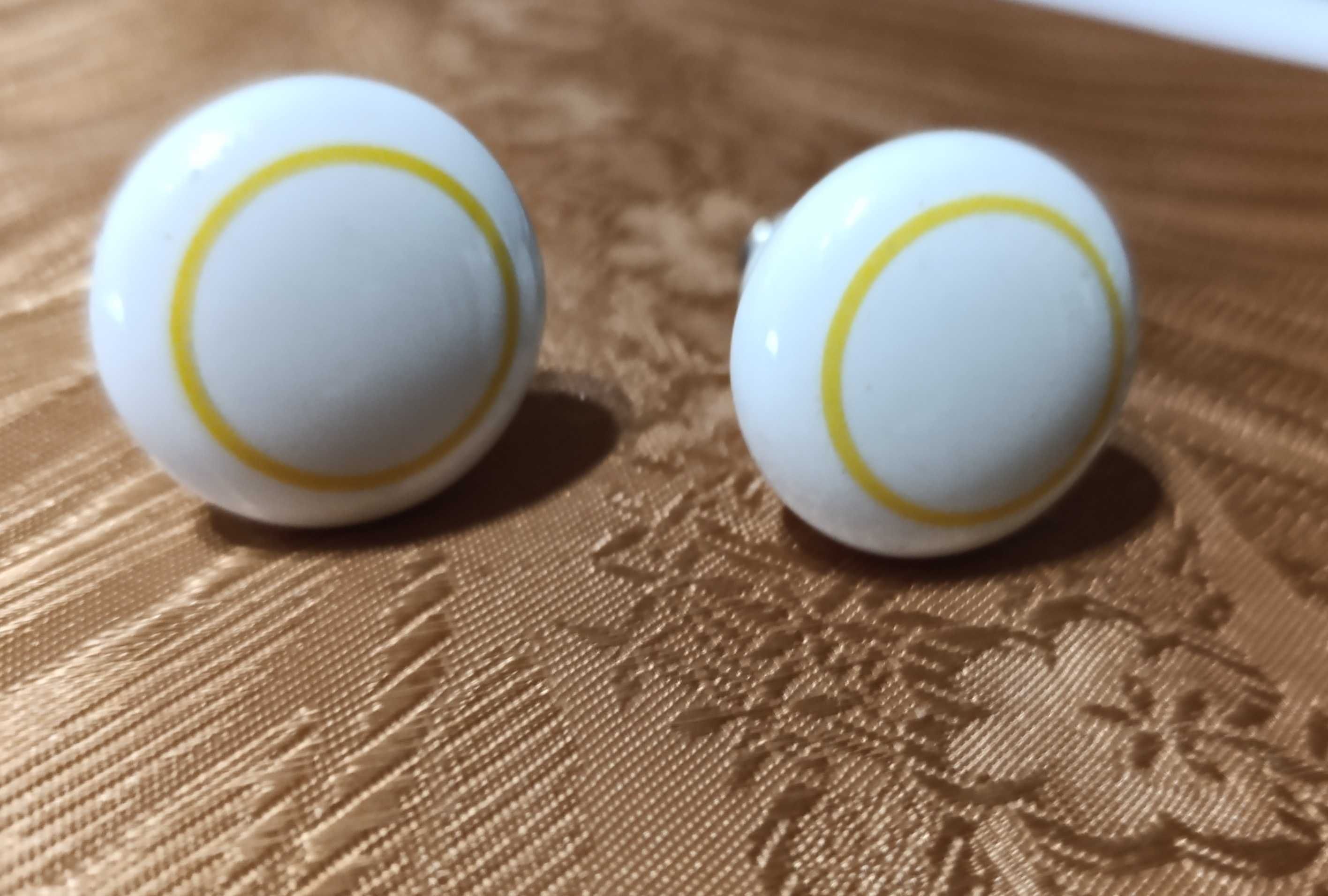 Par de puxadores para móveis, em cerâmica, brancos com orla amarelo