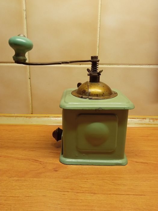 Stary metalowy młynek do kawy lub pieprzu