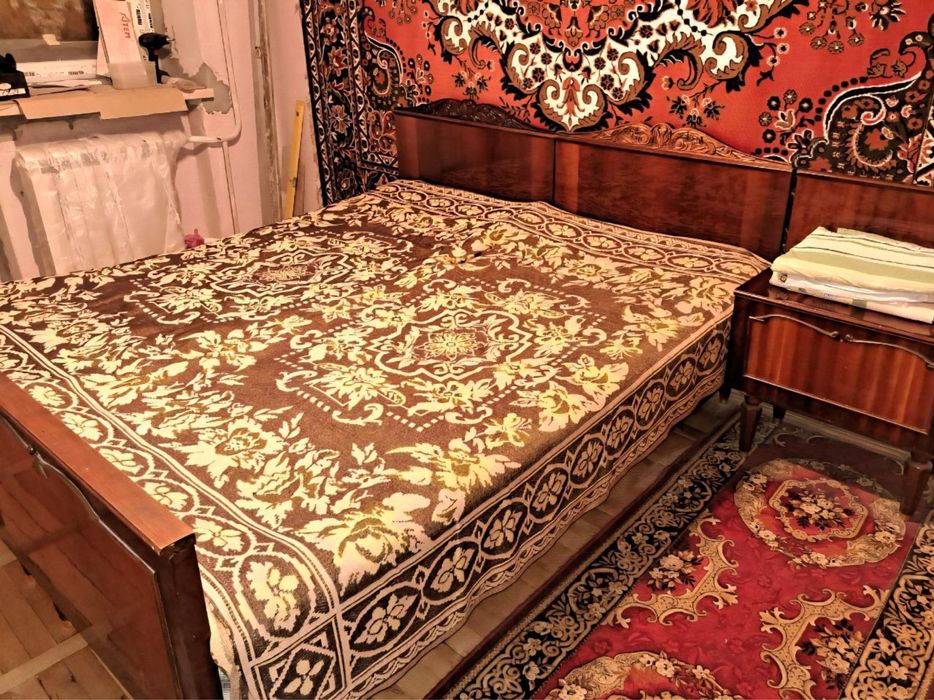 Ліжко деревʼяне з матрасом