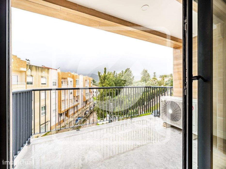 Apartamento T2 com Varanda, Estacionamentos e Arrecadação - Condomí...