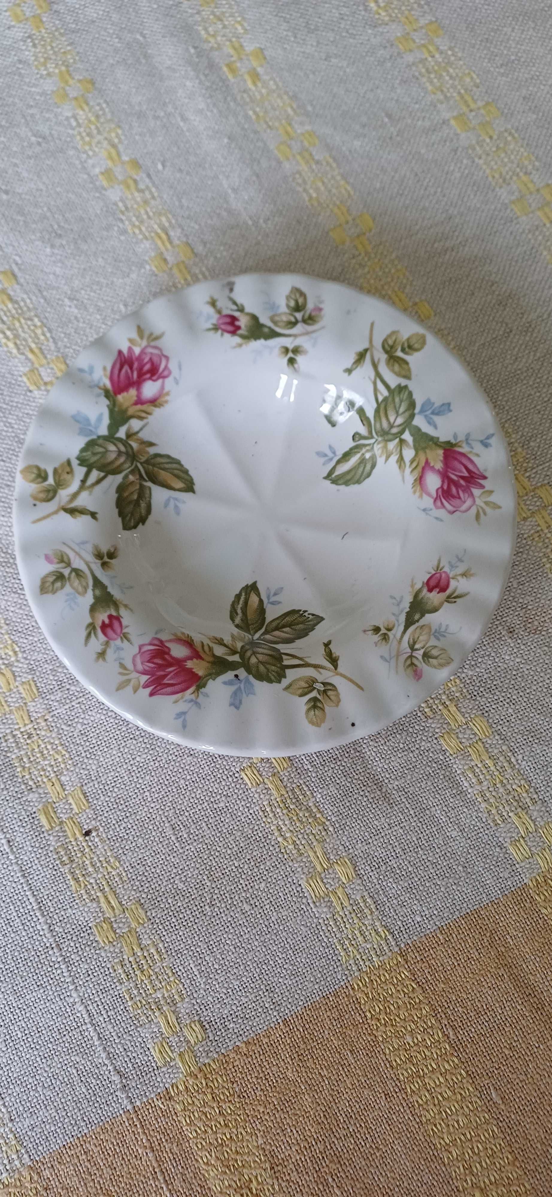Popielniczka, biała porcelana, zdobiona w róże, lata 60 PRL, Chodzież