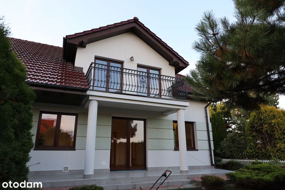 Dom z garażem w dobrej lokalizacji