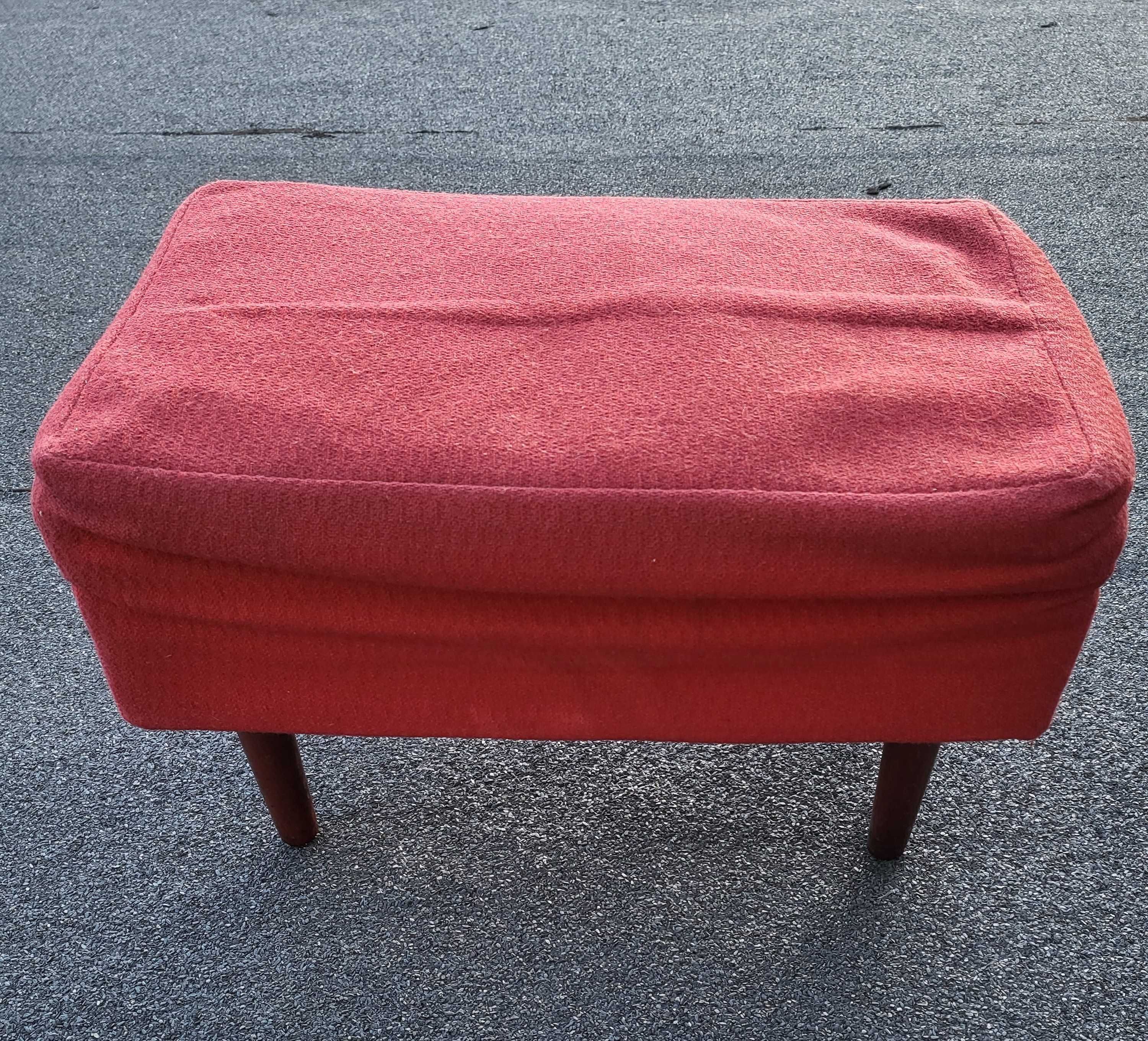 Podnóżek taboret stołek tapicerowany czerwony PRL