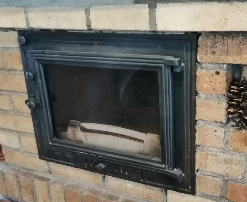 Wkład kominkowy żeliwny z szybą.