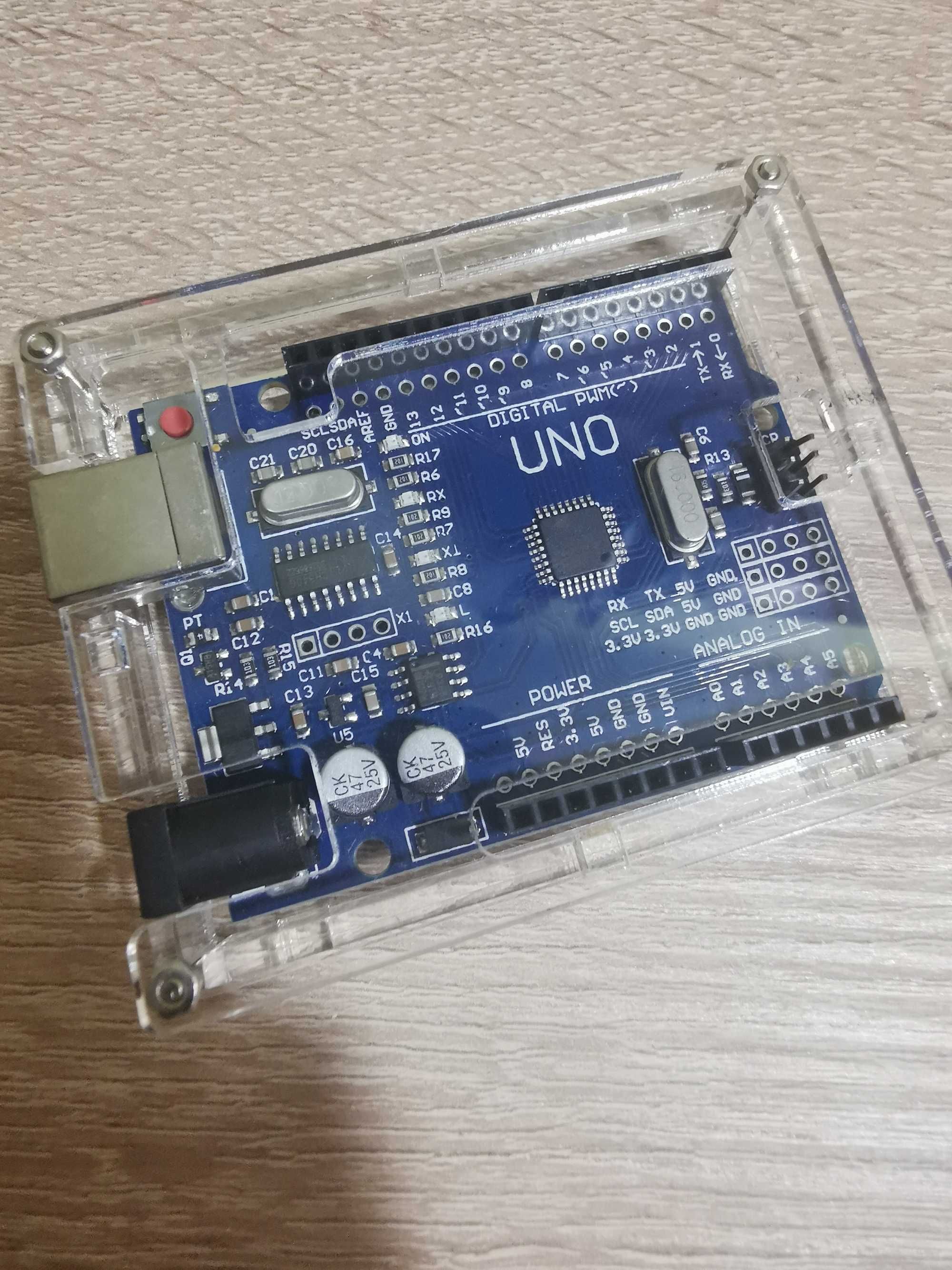 Klon Arduino Uno w dedykowanej przeźroczystej obudowie