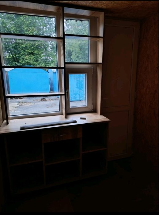 Металевий кіоск для роздрібної торгівлі.