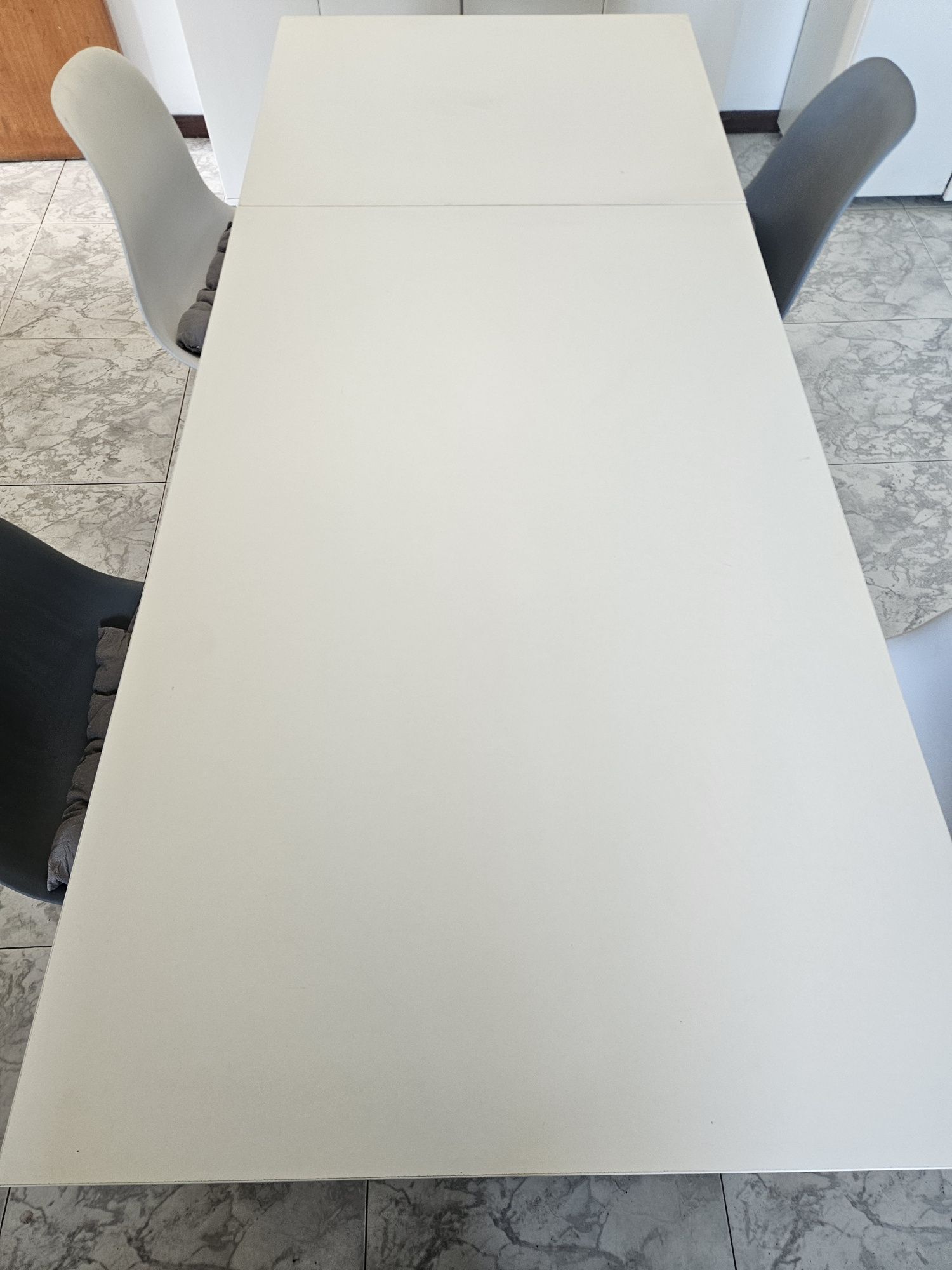 Mesa de cozinha extensível e cadeiras
