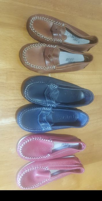 Sapatos tipo "luva" em pele.