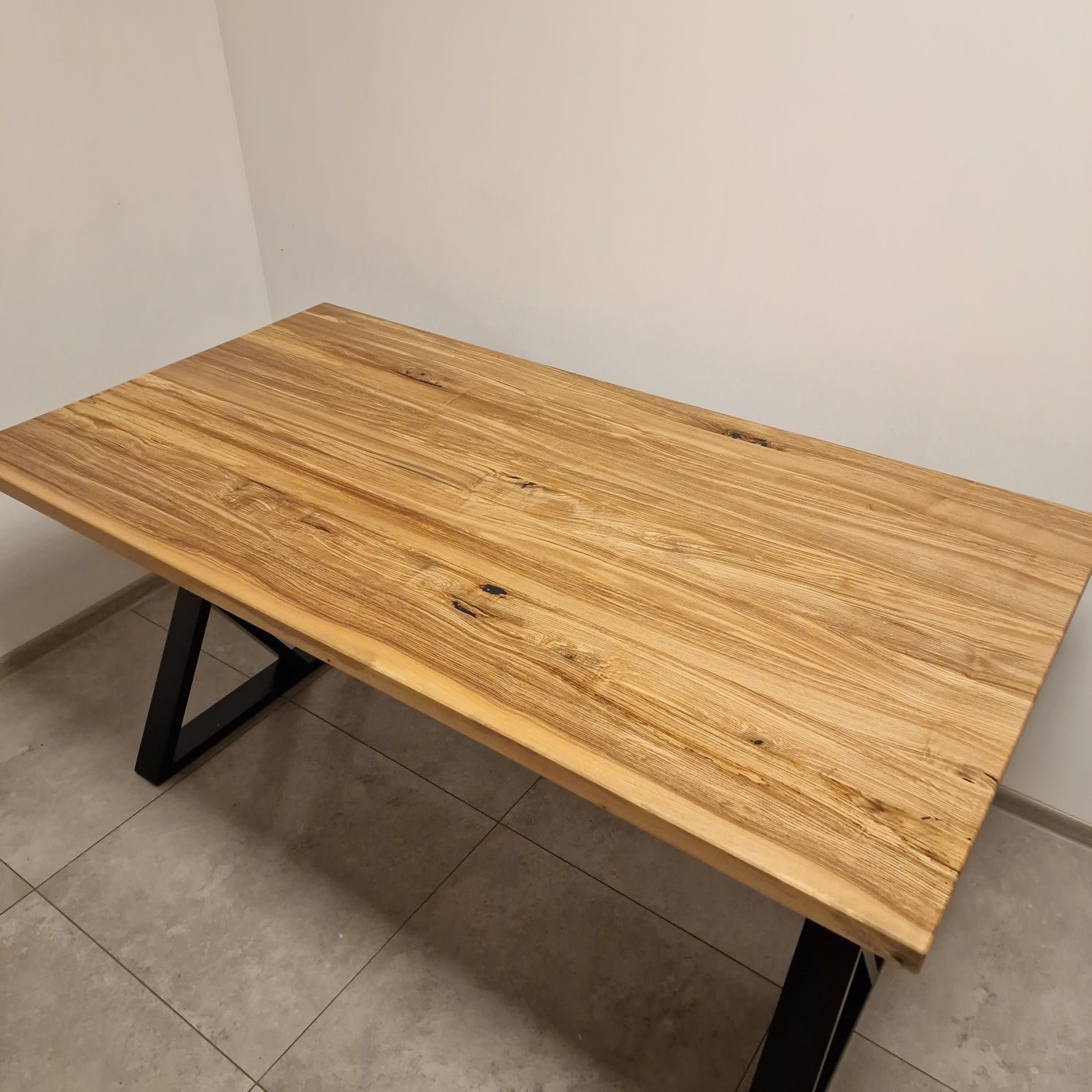 Stół jesionowy do jadalni salonu