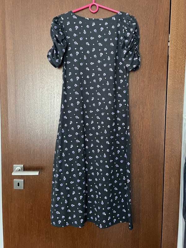 Długa sukienka w kwiaty z rozcięciem na nodze