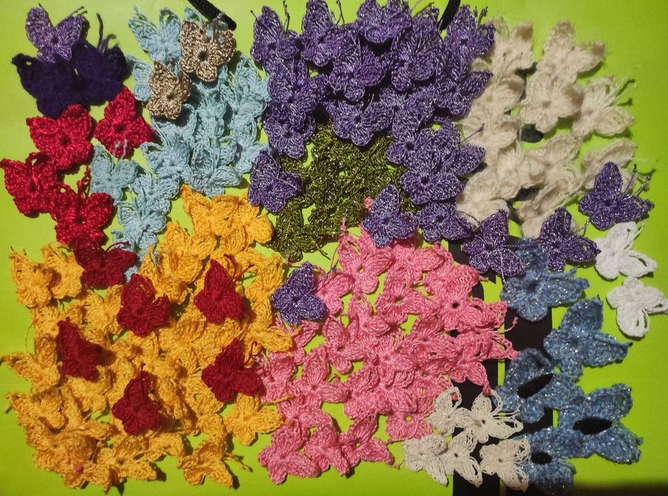 В’язані квіти метелики сердечки