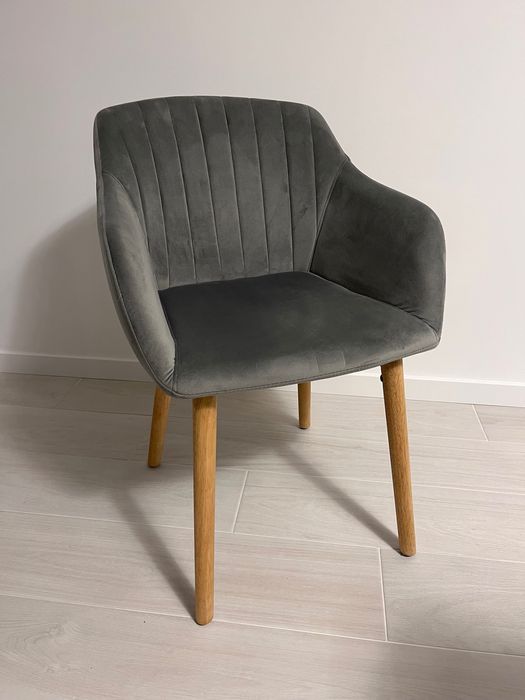 Cadeiras mesa de jantar em veludo cinzento ADSLEV JYSK