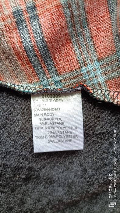 Luźna sukienka z długim rękawem odcinana pod biustem. Stella