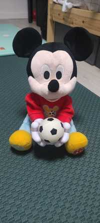 Mickey apanha a bola brinquedo