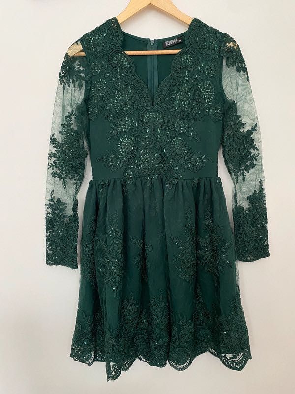Rozkloszowana sukienka z koronką zieloną