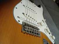 Guitarra Fender Mexicana + Pedaleira MIDI Roland de fábrica