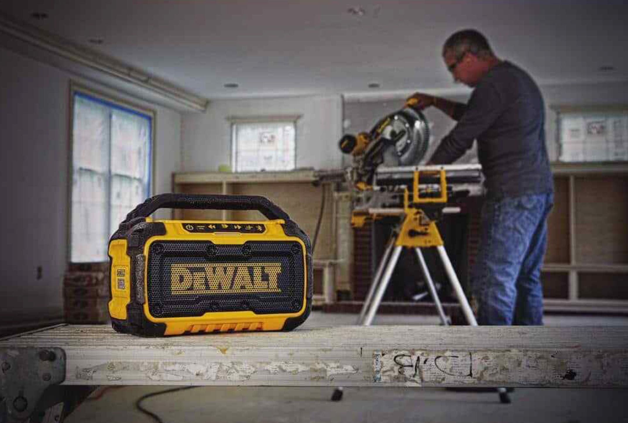 Колонка портативна аккумуляторна Bluetooth DeWALT DCR010