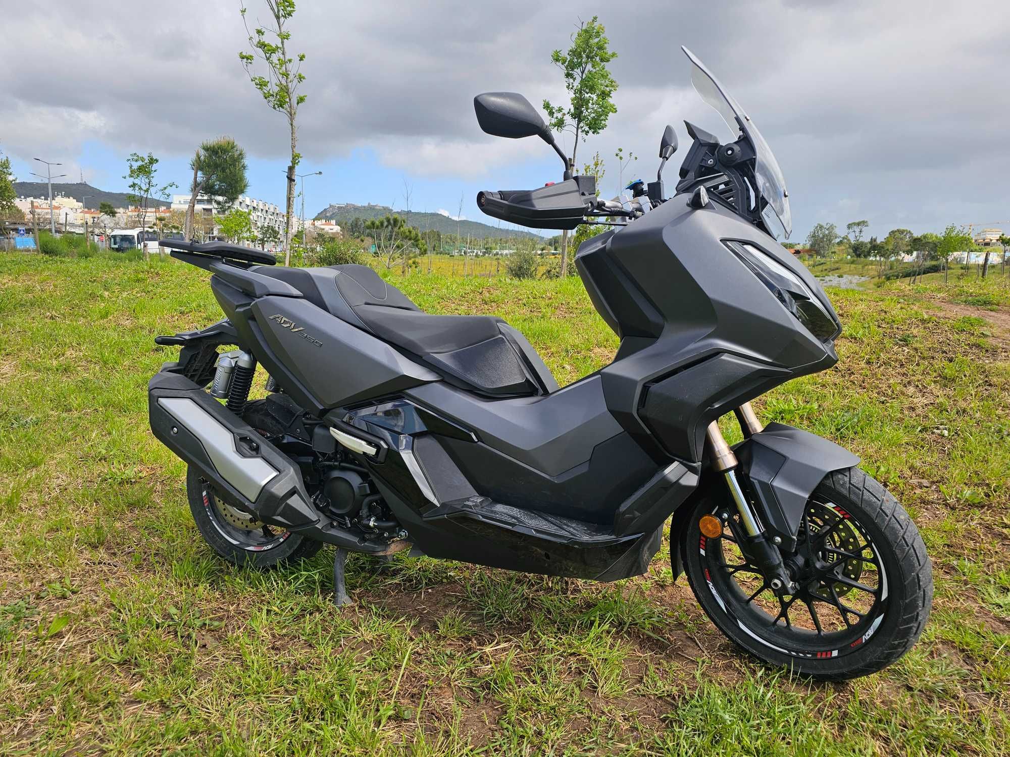 Honda ADV 350 como nova.