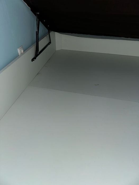 Cama branco com arrumação com Colchão
