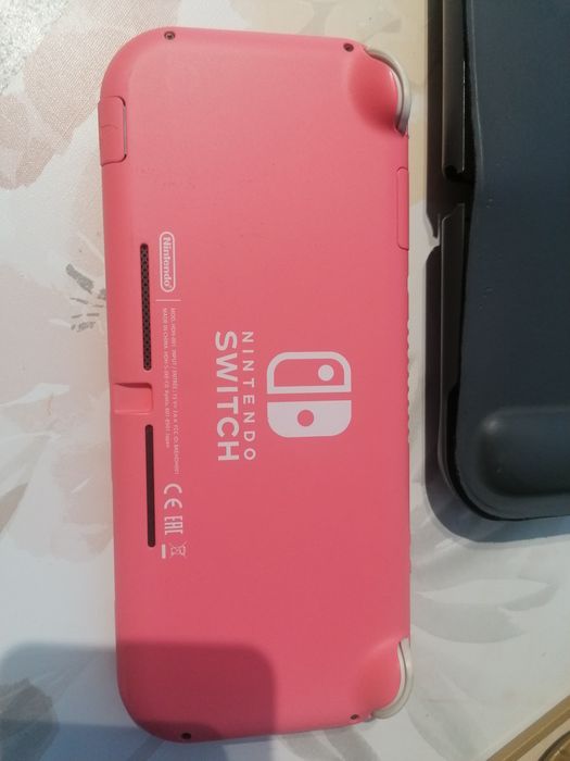 Nintendo Switch lite com capa e jogos.
