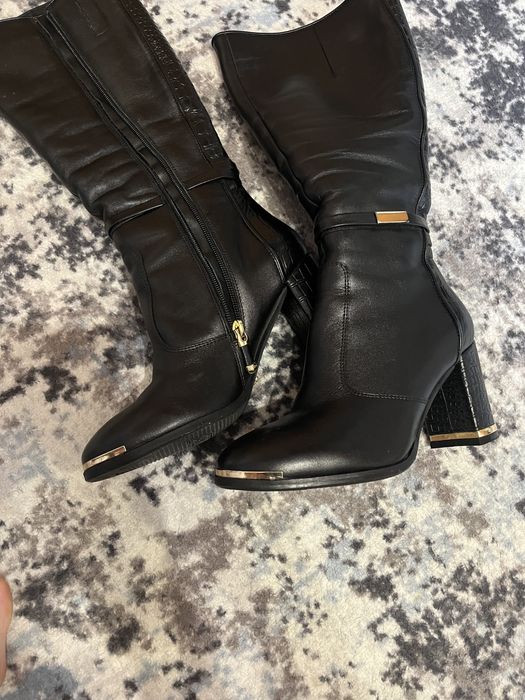 Шкіряне взуття, жіноче, на підборах.