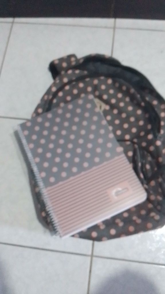 Mochila com 4 compartimentos e um caderno