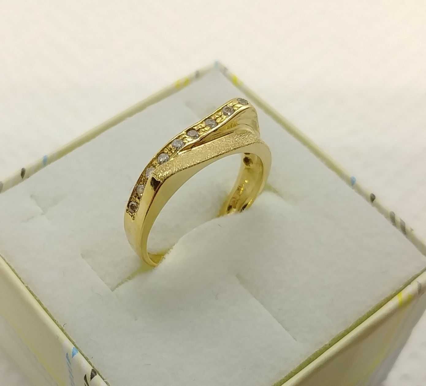 Złoty pierścionek z cyrkoniami 2.72g r.13 próba 585 złoto jak nowe/LID