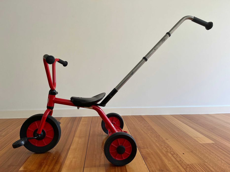 Triciclo Winther com pedais vermelho (2 - 5 anos)