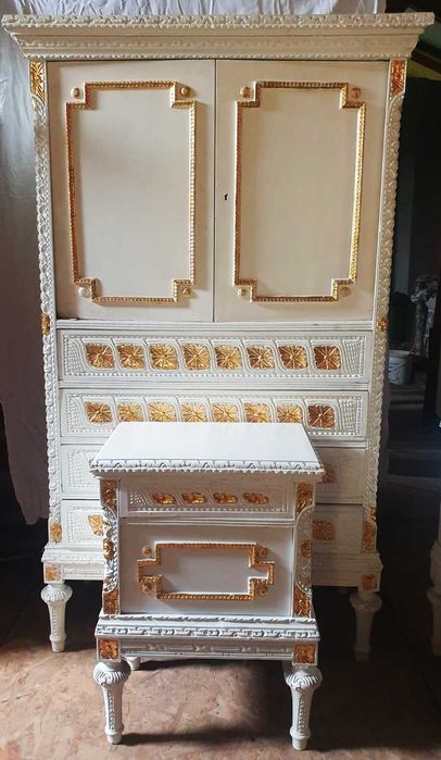 Barokowe białe szafki nocne ze złotymi zdobieniami - zestaw 2 sztuki