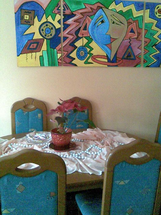 Owalny, rozkładany stół do salonu lub jadalni z krzesłami.