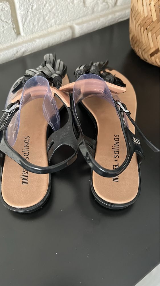 Piękne oryginalne sandały Melissa pachnące czarno brązowe frędzle r38