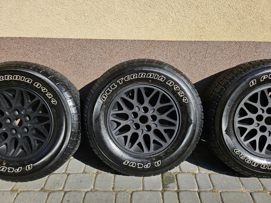 Opony z felgami AT A929 od Grand Cherokee ZJ 215/75 R15 po renowacji.
