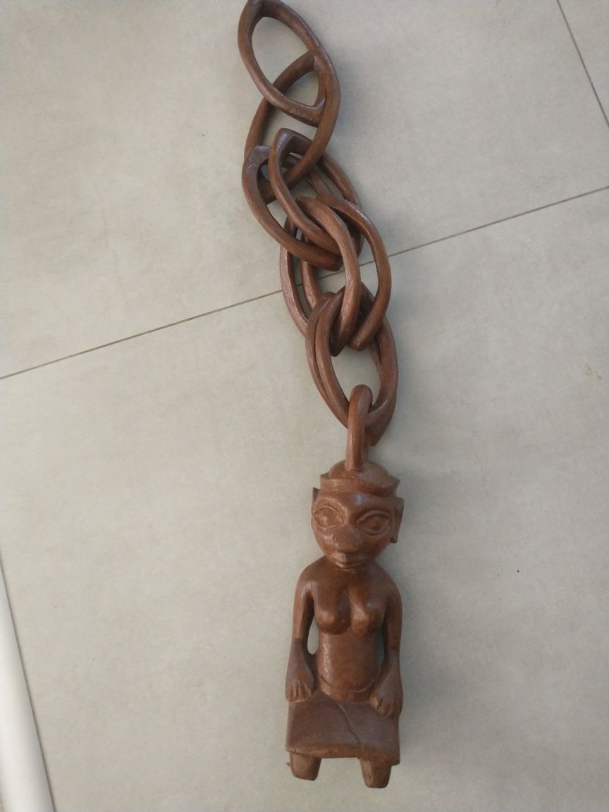 Drewniana rzeźba na drewnianym łańcuchu 70 x 10