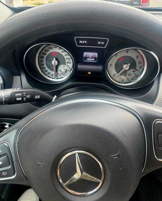 Mercedes-Benz GLA 180d - Negociável