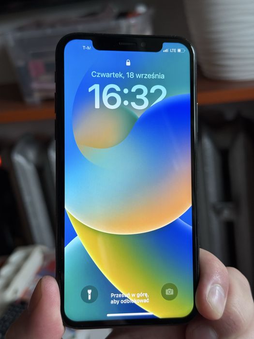 iPhone X - stan niemal idealny.