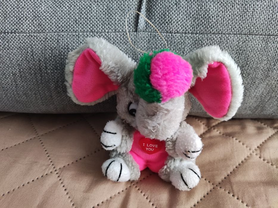 Maskotka słoń z piłką na trabie