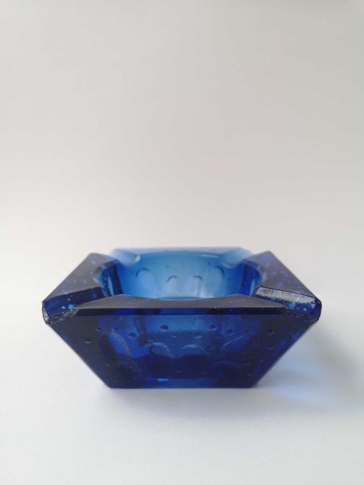 Niebieska popielniczka - Krople rosy - Hortensja  - kolorowe szkło PRL