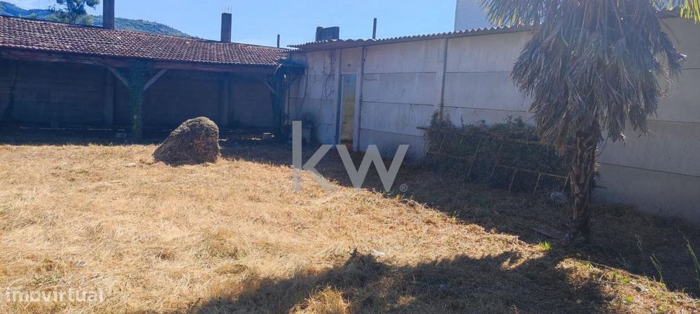 Terreno com armazém em Taíde, Povoa de Lanhoso