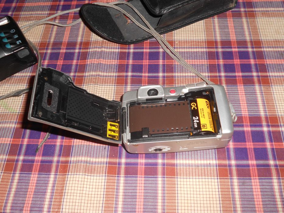 Duas maquinas fotograficas de rolo Samsung e Konica